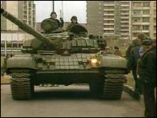 Танк в центре Вильнюса в январе 1991 года