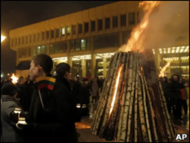 Баррикады у здания парламента в Вильнюсе, январь 1991 года