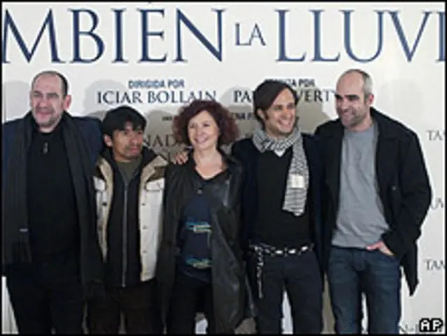 Los actores de También la Lluvia durante la promoción de la película en Madrid en diciembre.