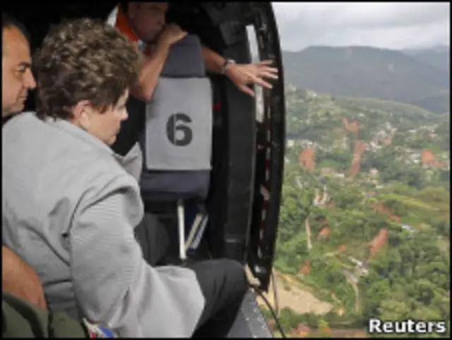 Dilma sobrevoa área de Nova Friburgo atingida por deslizamentos