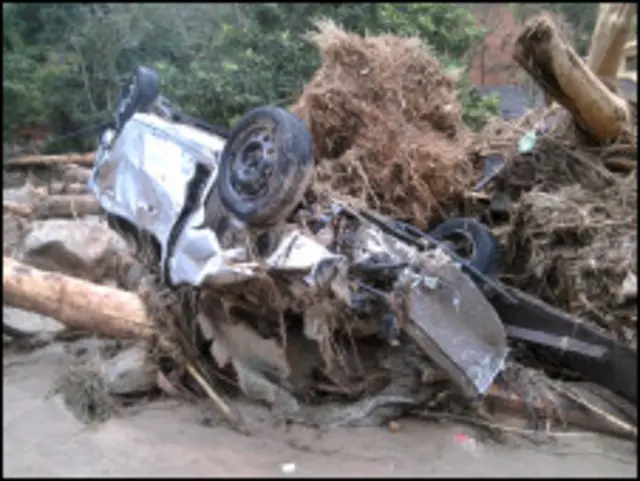 Carro virado em Teresópolis