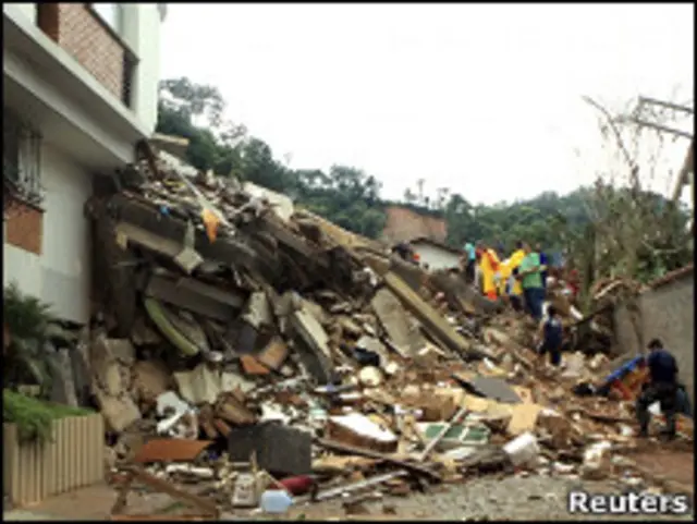 Prédio desaba após deslizamentos de terra em Nova Friburgo (Foto: Reuters/ Governo do Rio)