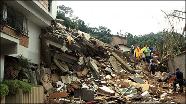 Salah satu bangunan yang hancur total diterjang tanah longsor di kota Nova Friburgo, Brasil. Banjir dan tanah longsor mengakibatkan 600 orang tewas.
