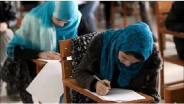 دې امتحانونو کې د ټول هېواد په کچه ٢٢٩٠٠٠ زده کوونکو برخه اخيستې وه