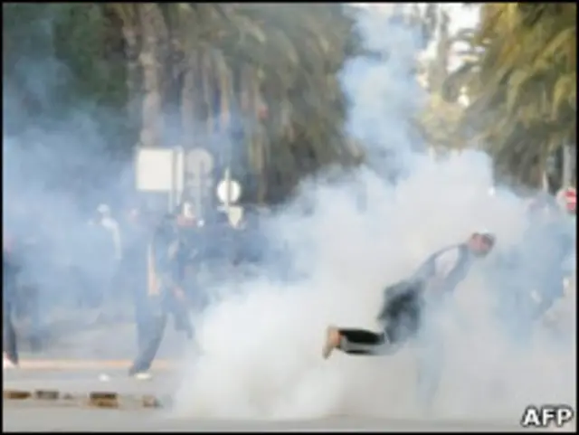 Разгон демонстрантов в Тунисе