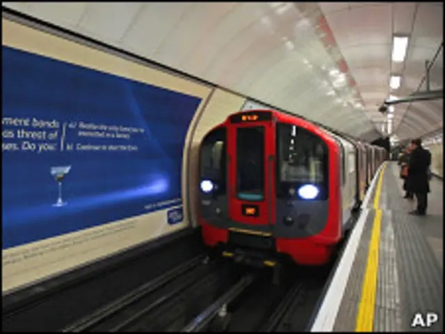 Поезд на станции лондонского метро