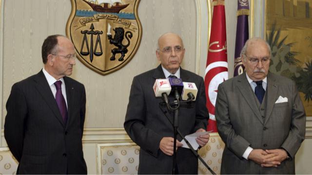 محمد الغنوشي (وسط) يعلن توليه دفة حكم البلاد
