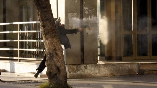 شرطي يطلق الغاز المسيل للدموع