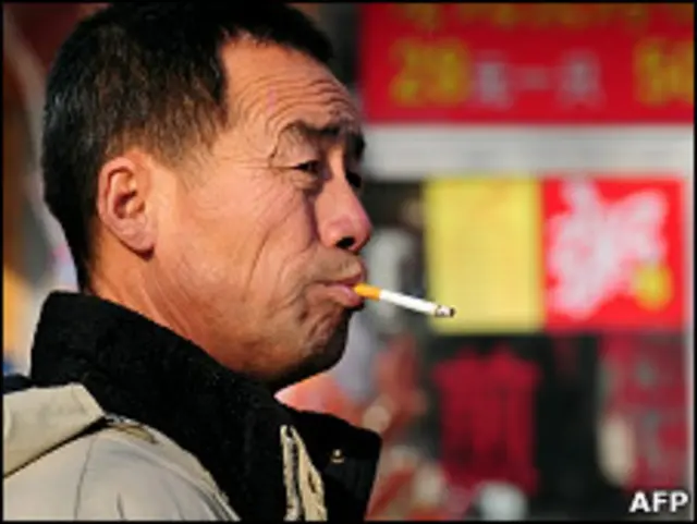 北京街头一名吸烟的民众（7/1/2011）