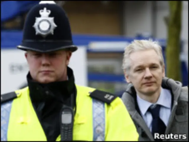 Джулиан Ассандж у лондонского суда