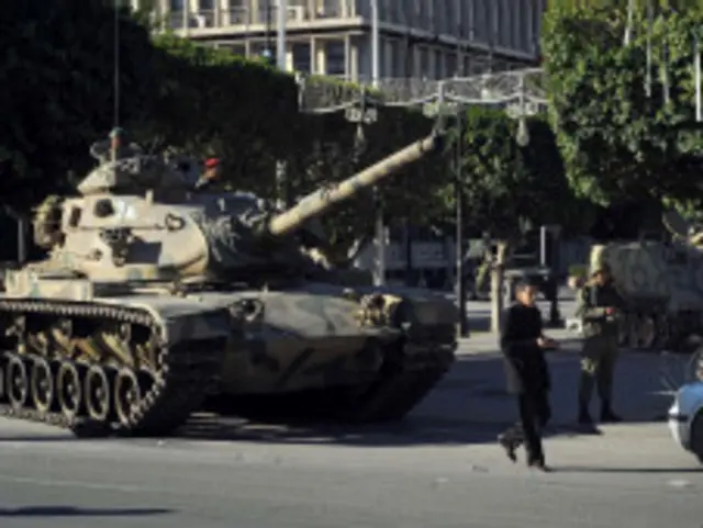 Tank-tank terlihat di berbagai jalan protokol Kota Tunis