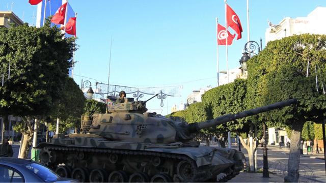 دبابة تحرس مقر وزارة الداخلية التونسية