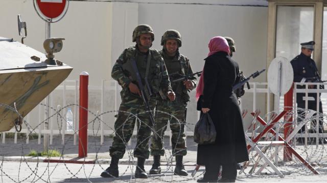 حاجز عسكري في تونس