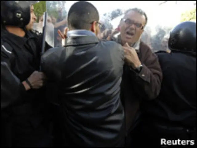 Полицейские и участник акции протеста