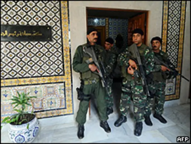 Guarda-costas presidenciais no gabinete de governo em Túnis (AFP)