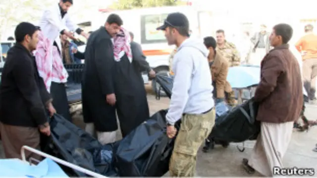 Mayat-mayat dibawa ke RS di Tikrit