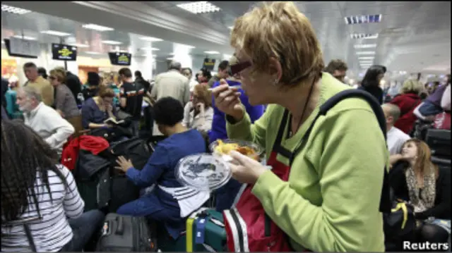 د بوایس تیلې هوايي ډګر له ښاره ۸۸ کیلومتره لېرې پروت دی. چې یواځې په شخصي موټرو او یا هم د هوايي شرکت په موټرو کې ورتګ کیږي.