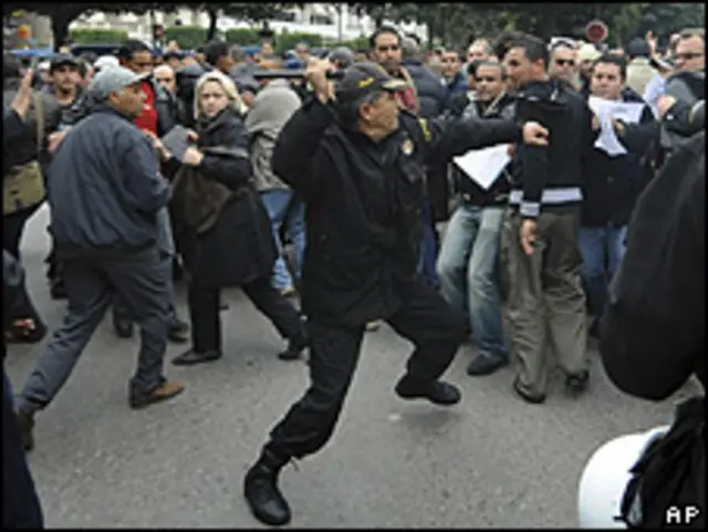 Un policía agrede a un grupo de manifestantes