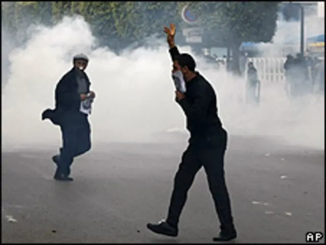 Manifestantes en Túnez en medio de gas lacrimógeno
