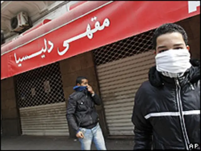 Jóvenes con mascarillas en Túnez