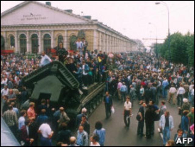 На Манежной площади в дни августовского путча 1991 года