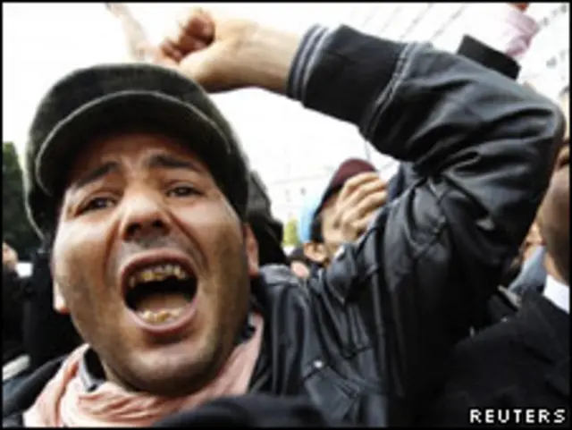 Manifestante em Túnis/Reuters