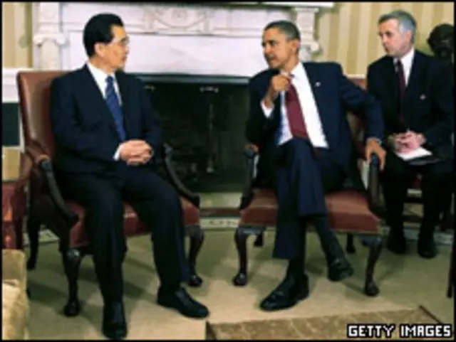 胡锦涛(左)与奥巴马在白宫椭圆形办公室内会面(19/1/2011)