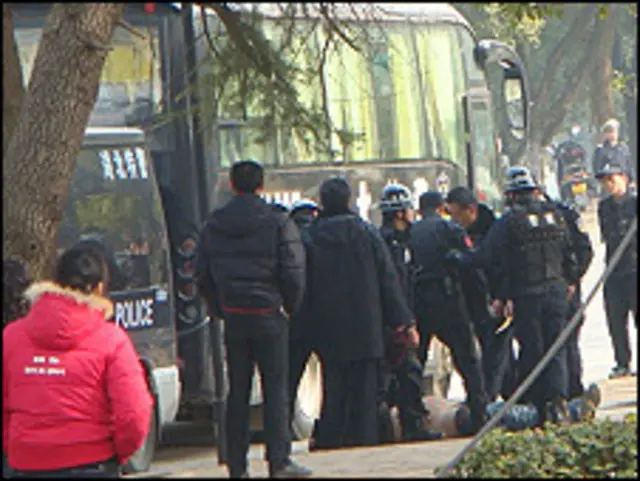 湖北鹹寧警察疑在控制一名罷運的出租車司機（讀者提供圖片11/1/2011）