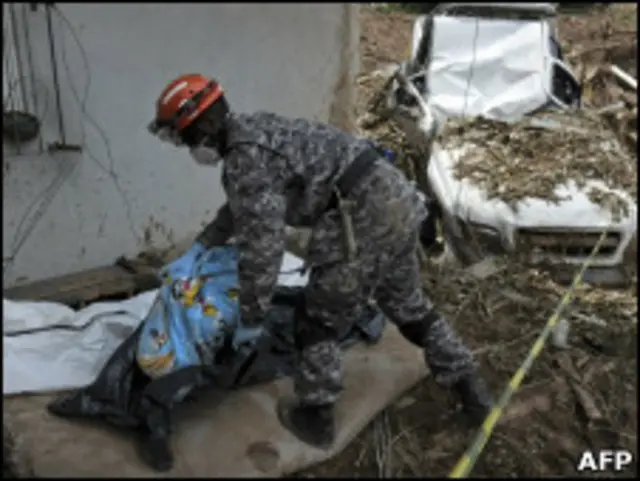 Militar retira corpos de área atingida por deslizamento de terra em Nova Friburgo
