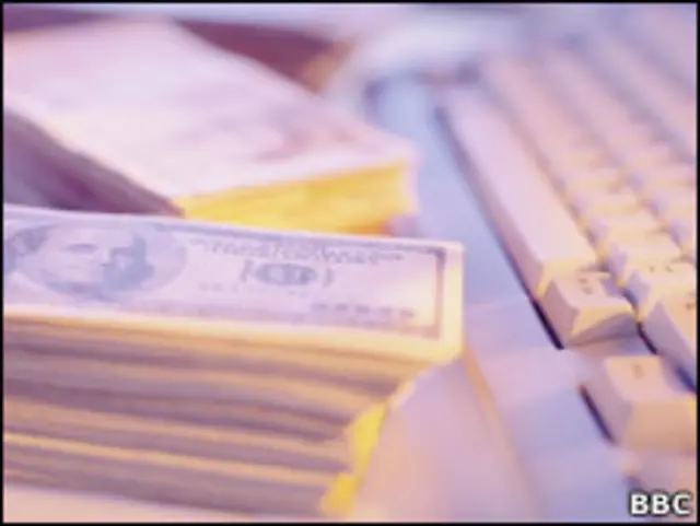 Банкноты и клавиатура