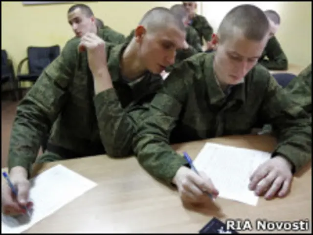Российские новобранцы проходят психологическое тестирование