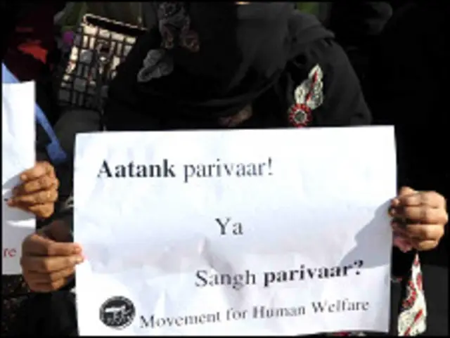 جلسے میں مہاراشٹر کے انسدادِ دہشت گردی عملہ کے ان افسران کے خلاف بھی کارروائی کا مطالبہ کیا گیا جنہوں نے بقول مقررین کے ’جان بوجھ کر مسلم نوجوانوں کو گرفتار کیا تھا‘