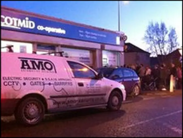 排队提款的人群