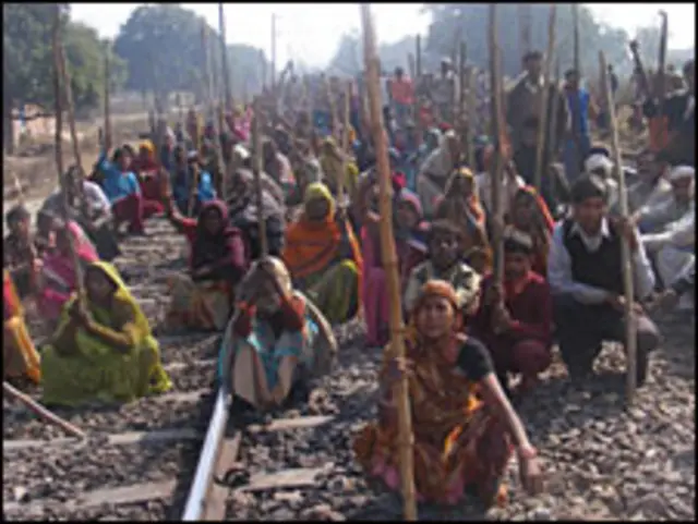 इलाहाबाद के पास रेलवे ट्रेक पर किसानों के विरोध से रेल यातायात ठप्प हो गया था.