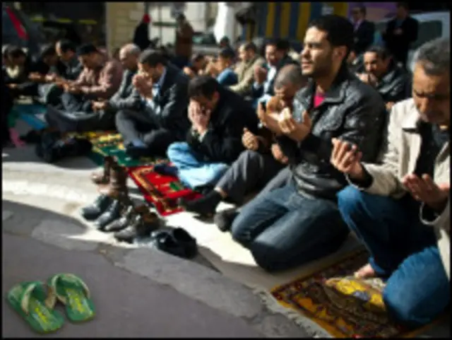 Berdoa untuk korban tewas Tunisia