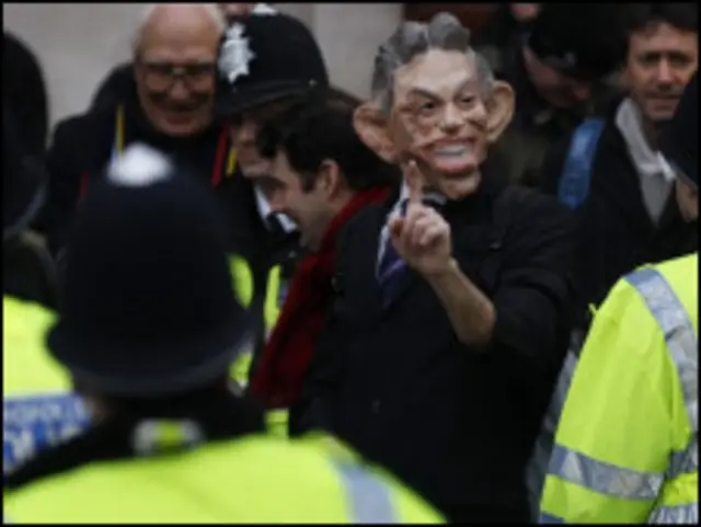 Протестующий в маске Блэра