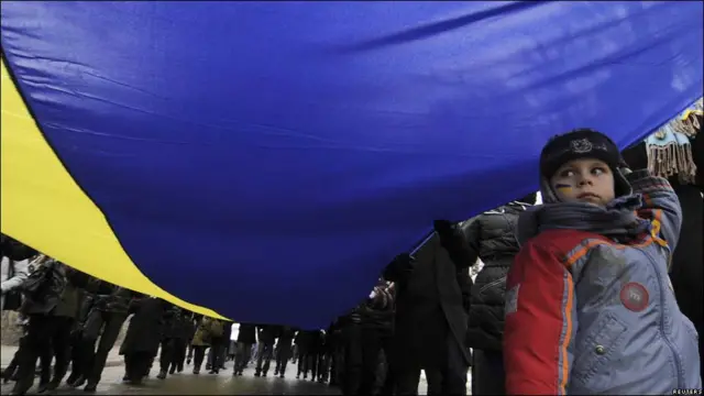 У Львові створили живий ланцюг від пам'ятника Шевченку до пам'ятника Бандері