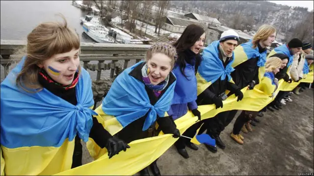 Студенти традиційно створили живий ланцюг на мосту Патона