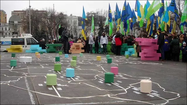 Учасники акції на Контрактовій площі виклали на асфальті мапу України