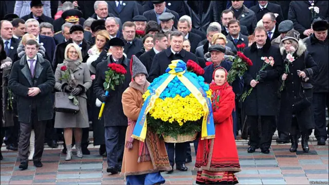 Віктор Янукович поклав квіти до пам'ятників Шевченку і Грушевському 