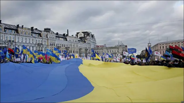 Учасники опозиційного мітингу у Києві розгорнули величезний прапор 