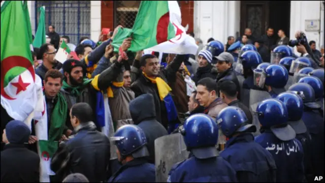 الجزائر کے دارالحکومت میں سینکڑوں افراد نے ملک میں شخصی آزادیوں کےحق میں مظاہرہ کیا 