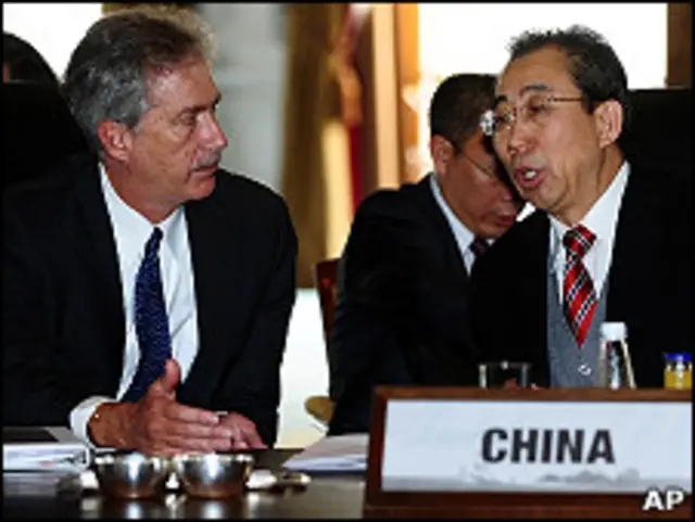 中国外交部部长助理吴海龙（右）与美国副国务卿伯恩斯在土耳其伊朗六国谈判上交谈（22/1/2011）