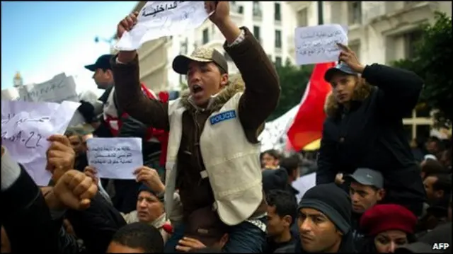 Polisi Tunisia ikut protes