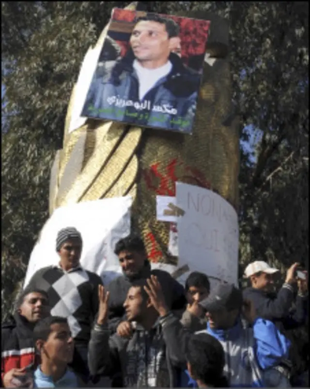 Người Tunisia mang theo ảnh của Mohamed Bouazizi
