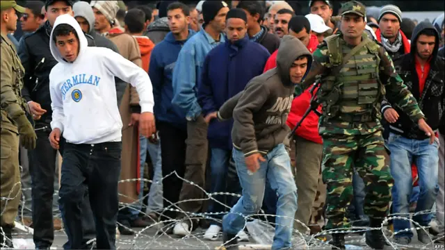 Menuntut PM Ghannouchi mundur