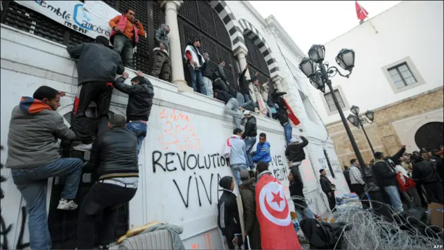Unjuk rasa di kantor pemerintah di Tunis