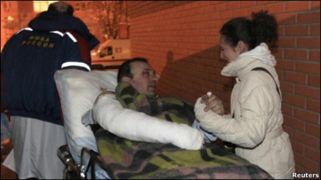 Раненый при взрыве в Домодедово на носилках