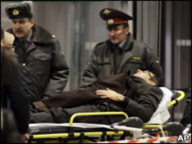 Милиционеры и один из пострадавших в "Домодедово"