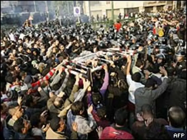 Os protestos reuniram milhares de pessoas no Cairo